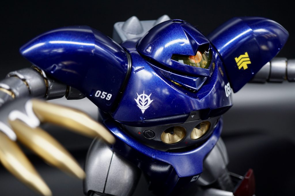 ボディーのブルーは狙っていた色よりも若干明るく派手目になってしまったのが残念。今回のいちばんのお気に入りポイントはクリアオレンジで塗装したモノアイカバー。クリアなモノアイカバーを塗装したのは今回が初めてだったのですが、ボディーのブルーと相成って予想以上に良い感じになり満足です。