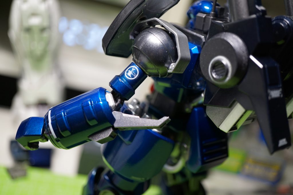 付属のマーキングシールからトリントン基地のエンブレムらしきシールを両腕に。右腕にはコロニー落としで地形の変わってしまったオーストラリアと連邦の十字エンブレム、左腕にはカンガルーをあしらったエンブレムを。
付属のマーキングシール、カッコ良いデザインのものが多くて他の機種にも使えそうなので、水転写デカールが出てくれるととても嬉しい。特に肩のE.F.F.マークは手持ちのデカールになかったのでマーキングシールを使ったんだけど、ガンメタリックの上に貼るとシールなのが見え見えなのがとても残念。