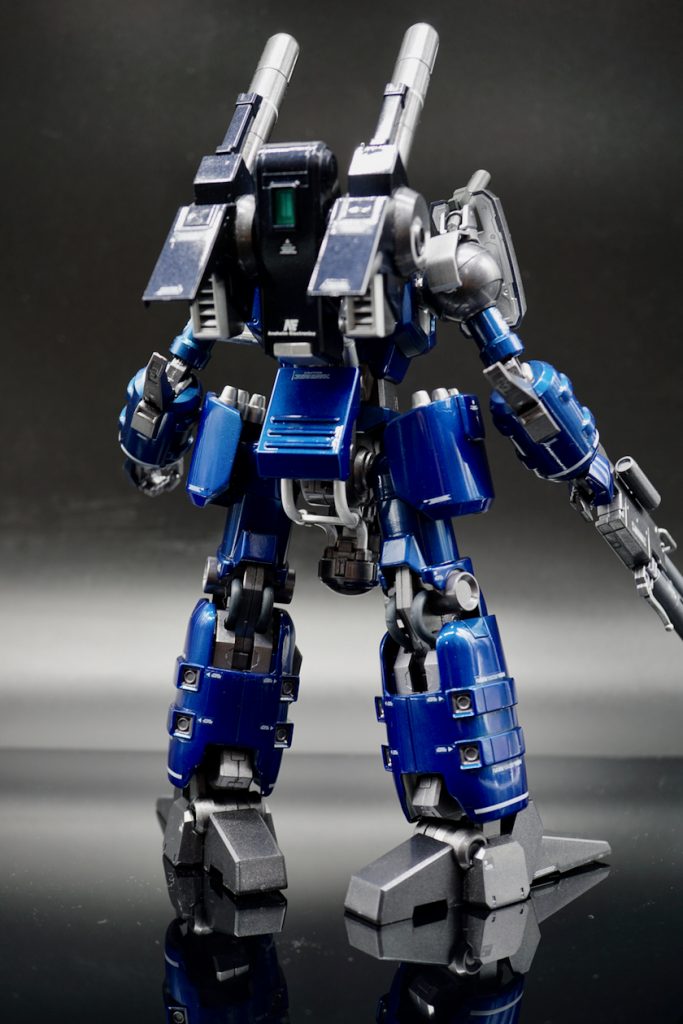 シリンダーのような前腕と太い脚が魅了的。