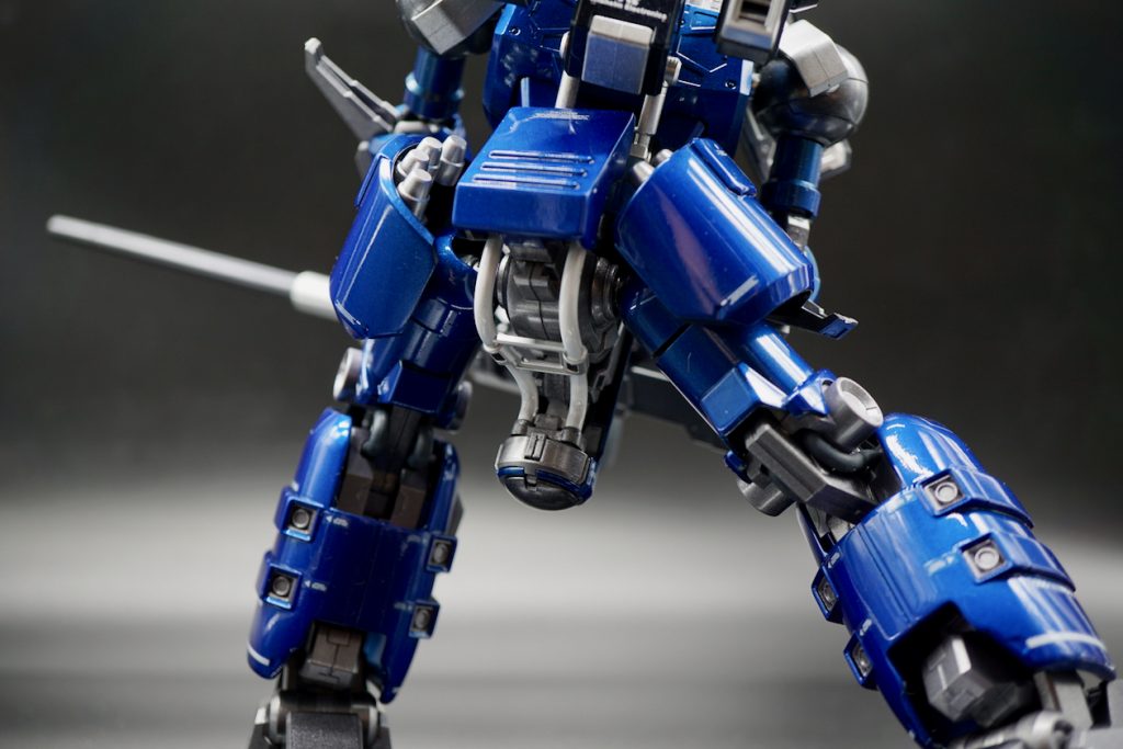 とてもメカメカしくてカッコ良くて気に入っている腰＆脚回り。股間のメカメカしい部分は片膝射撃ポーズ時により安定した３つ目の脚として機能。腰を落としたスクワットフォームでの対空射撃姿勢をとる事ができる。
足の形状から機動性はとても低そうで、格闘戦よりも移動砲台的な後方支援MSとして運用されていたのかなと想像。両足には沢山のスラスターがあるので地上よりも宇宙の方が機動性は良さそう。