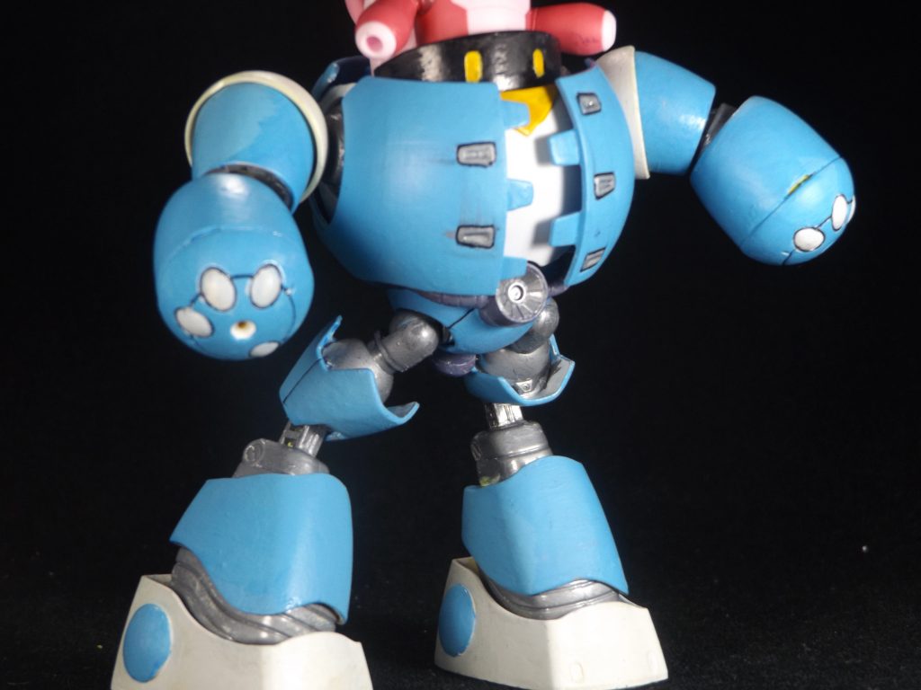 今回は脚関節を敢えて逆に取り付けてます。
安定性はほぼ無いですが、某闘争を求めるロボゲーに登場する機体のごとく、ジャンプ力を強化するという目的でやってます。
ガンプラの撮影的には、踏ん張っているポーズだったりが撮りやすくなってます。