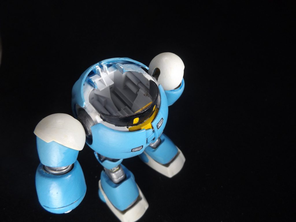 モモッガイを搭乗させる事を考慮して、ポニーテールの接触を回避するために蓋を取り外してます。
結果的に、よりプチッガイ達の使うためのパワードアーマーらしさは出たと思ってます。