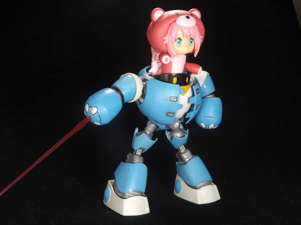 武装面では、お腹に付いている通称「お腹のビーム」の他に、両手からビームサーベルが出ます。
モモッガイは武装が一切ありませんが、司令塔兼操縦者なのでパワードモモッガイ109に行動指示を送るのがお仕事。
設定としては、音声入力によって動くという事になってます。

武装面は通常のＭＳと比べても貧弱ですが、非力なプチッガイを支えるパワードアーマーとしてはきっと十分なはずという事で、ここは一つ。
こういったＭＳからかけ離れていった見た目のガンプラを作るというのも中々無い機会だったので、作っていて楽しかったです。
こういう改造もあるんだなぁ、という例として見てもらえれば幸いです。