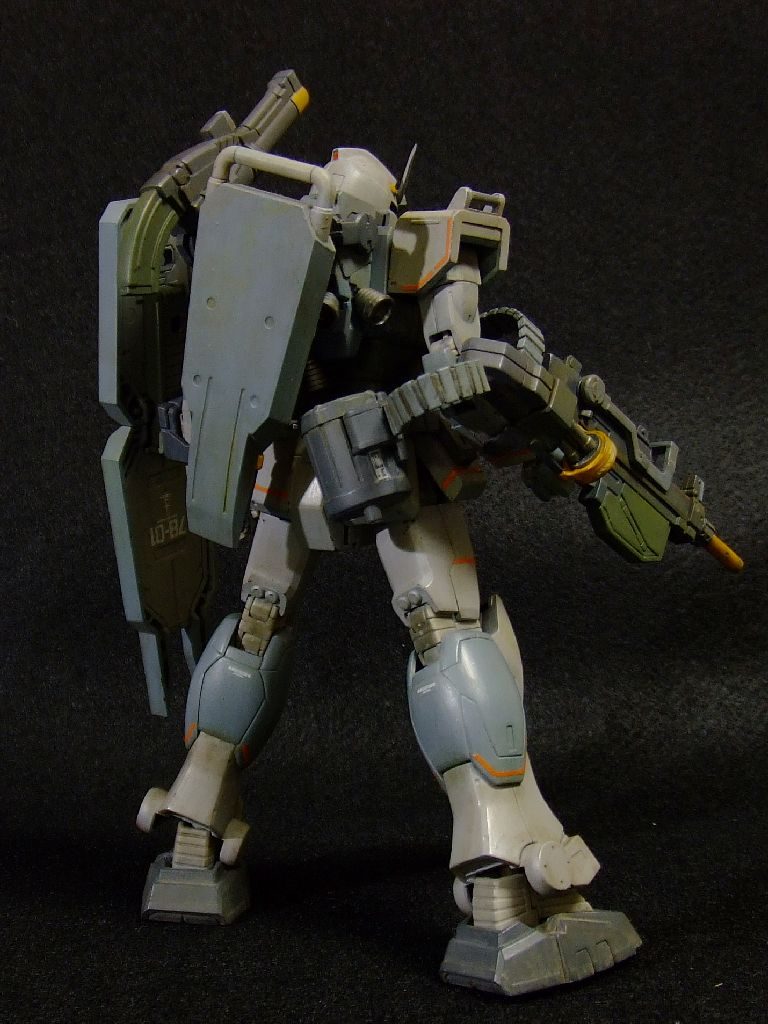 盾を背負うとバーニアが吹かせません。