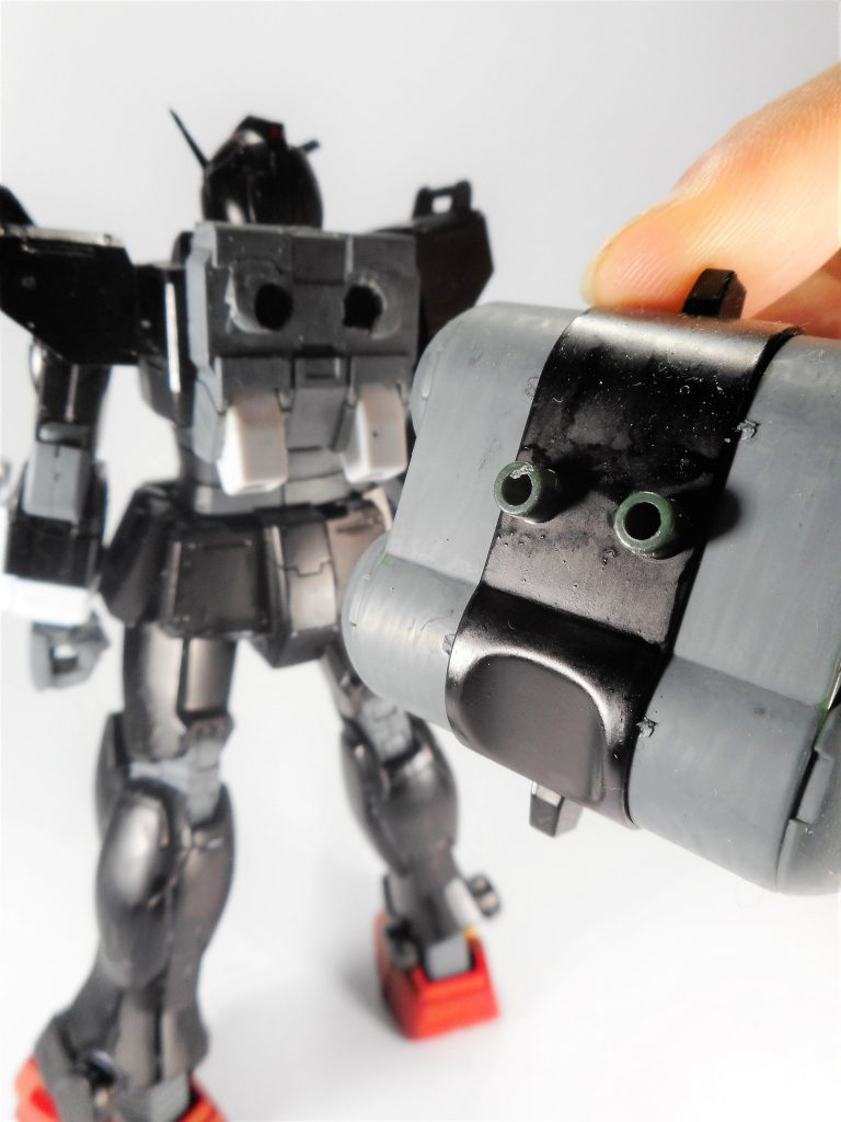 ガンダムのバックパックに穴を開けてギラドーガのバックパックをつけています。