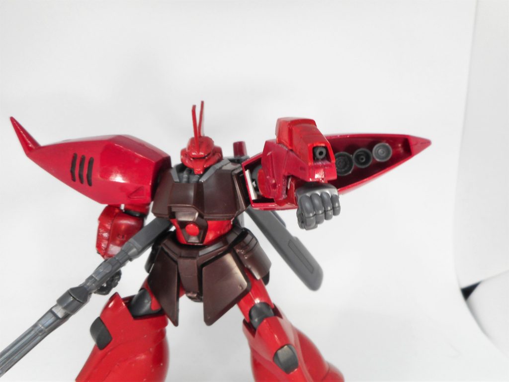 左腕にはリゲルグのパーツを付けた上にゲルググJのパーツを付けています。
なので、腕の幅が凄いことに...