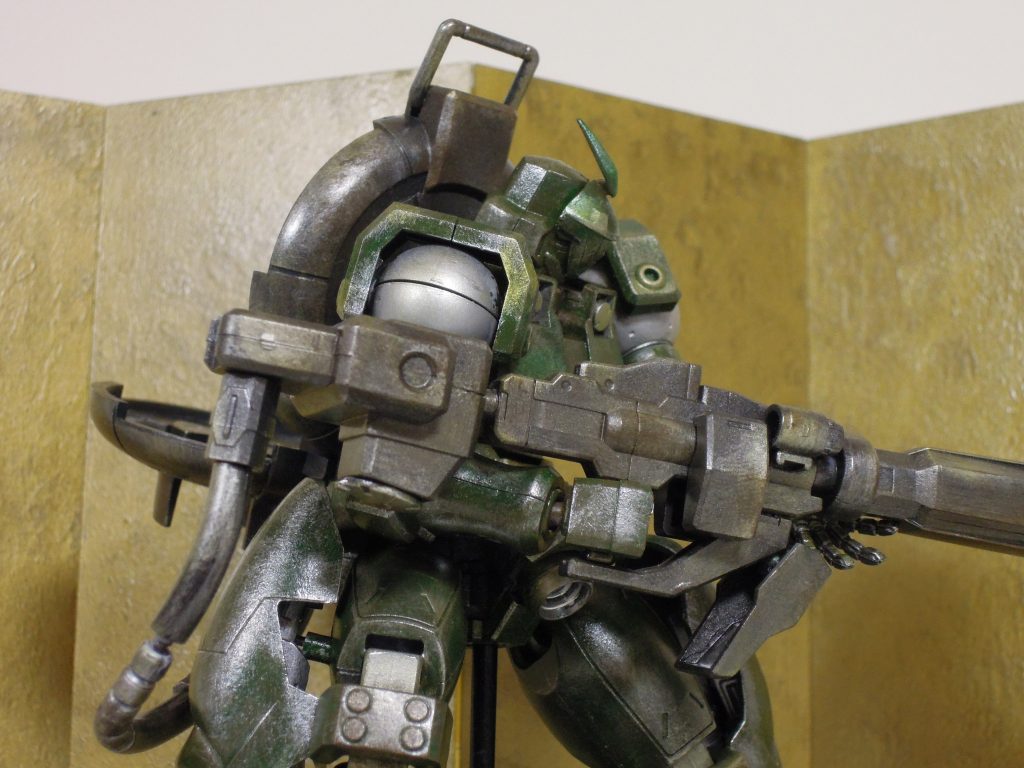 グリップ付近の謎の弾倉には冷却材が入っているのでしょう。