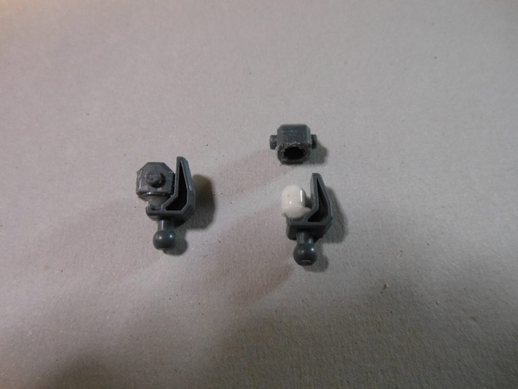 ポリキャップの形状が合わない部分は、瞬間接着パテ(瞬間接着剤+ベビーパウダー)で強引に接続しています