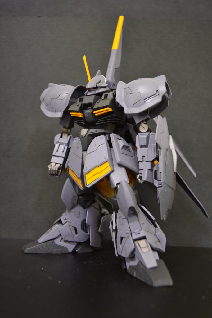 背中はエールストライク、Zガンダム、ギャプラン、メタスなどのパーツを使って作成しました。作成途中でゲルググMK-Ⅱ的なものにしようかと思ったので、頭の上、肩、脇の下にゲルググ的な意匠にしてみました。
お気に入りのポイントはガルバルディβのリアスカートを半分に切ってサイドスカートに
転用したところです。
足元は姿勢制御用スラスターの追加と軽量化のための一部装甲カット、脚部可動部の冷却のためにエアインテーク、オイルクーラー的なものを追加しました。