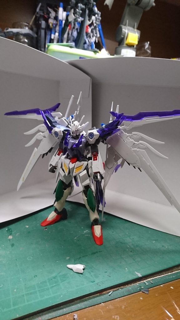 現在の形のひとつ前の状態です。この状態から細かい部分を改修し塗装しました。
因みにこの状態で元機体のパーツは足のリナーシタの物だけしか残っていません。