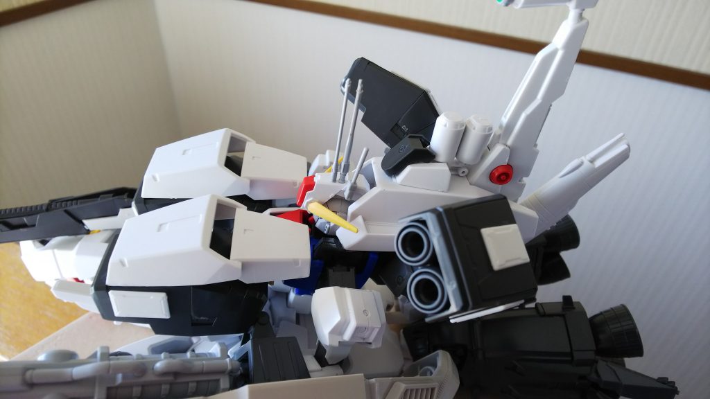 頭回りはセンサー風にデコレート。