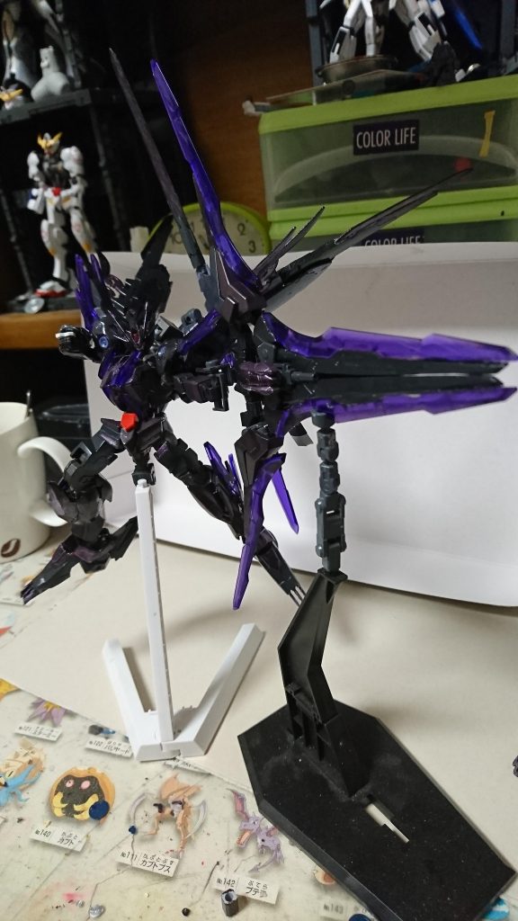 フェネクスの最強の武装である凍結弓「フリージングアロー」
射出される矢は高濃度凍結粒子で形成されるため、命中した瞬間敵機は一瞬で凍りつき粉々に砕け散る。又、掠めただけでも凍りつき使用不能となるため掠めた部分をパージしなければならない。
一撃の威力が強大なため戦艦への長距離砲撃、若しくは対モビルアーマーへの対抗策として使用することが多い。