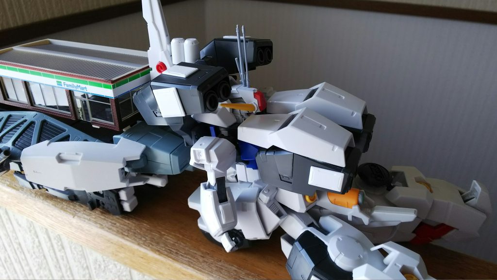モビルスーツの運搬だけでなく、あなたとコンビニも運搬可能!!