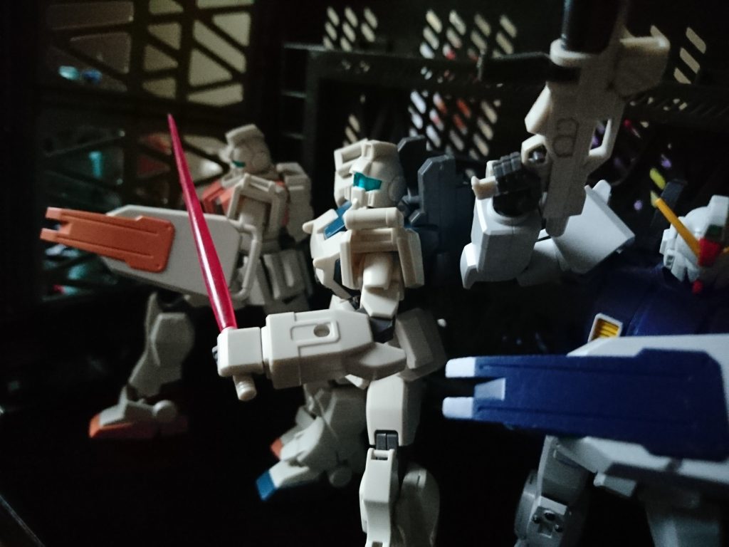 設定としては陸軍が、陸戦型ジムをベースに指揮管制能力の付与並びに陸戦型ガンダムのパーツによるハイスペック化を施した機体という位置付けです。
型式のTはtest、Kは敏感な機体の即応性から敏感を意味する英単語keenから取られています(^^;