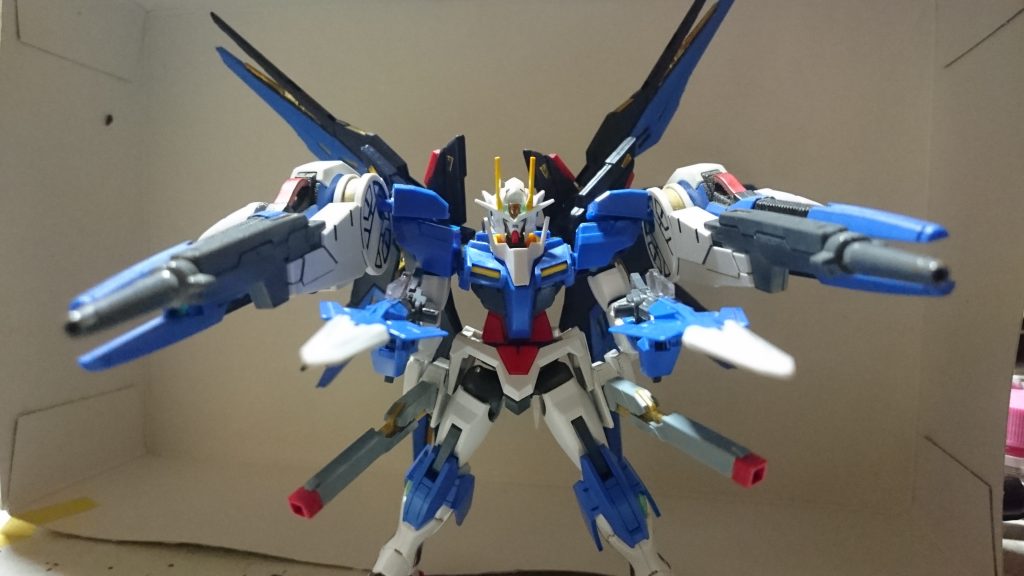 スーパーGNソード(GNモード)を持った上のフルバースト
スーパードラグーンを外したのを撮りたかったのですが土台がなく撮影不可でした