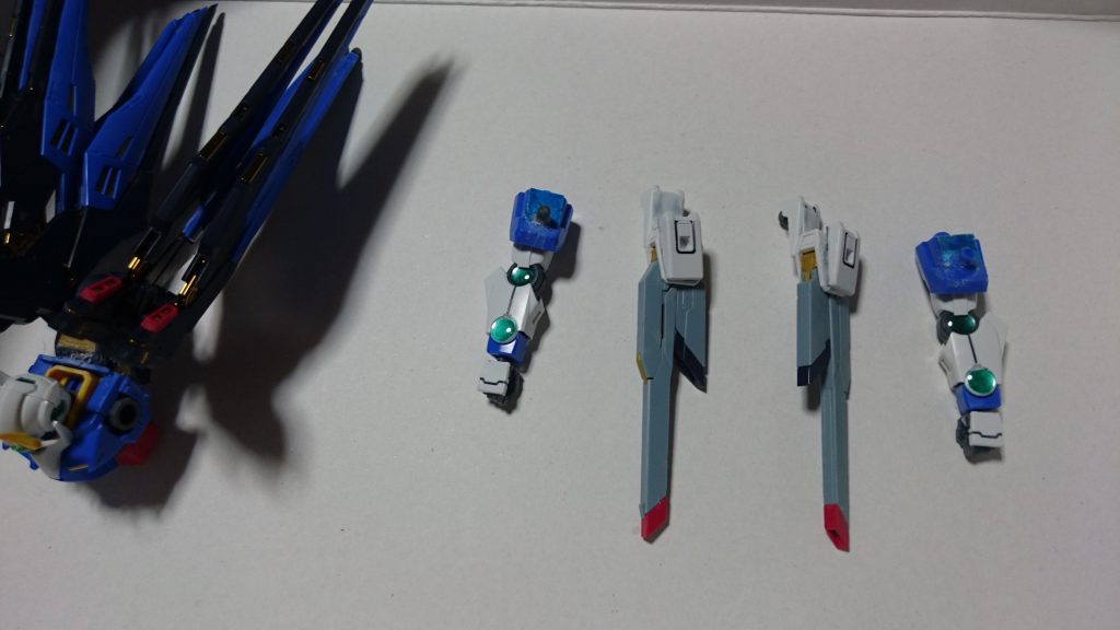 プラ板を腰と肩パーツに使用し、レール砲を取り付けて、その上からさらに00の腰パーツをつけました。
肩にはAGE-2ダブルバレットの肩パーツを少し使用
ストライクフリーダムのバックパックを00のボディに瞬間接着剤で固定