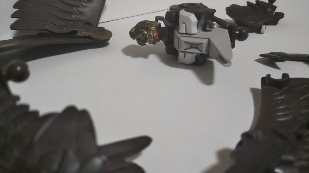 72機のガンダムフレームは公式の情報では完全な状態であるものは少ない。ということでバラバラの状態かつ下半身のフレームがない状態で発見されたという設定にしてます!