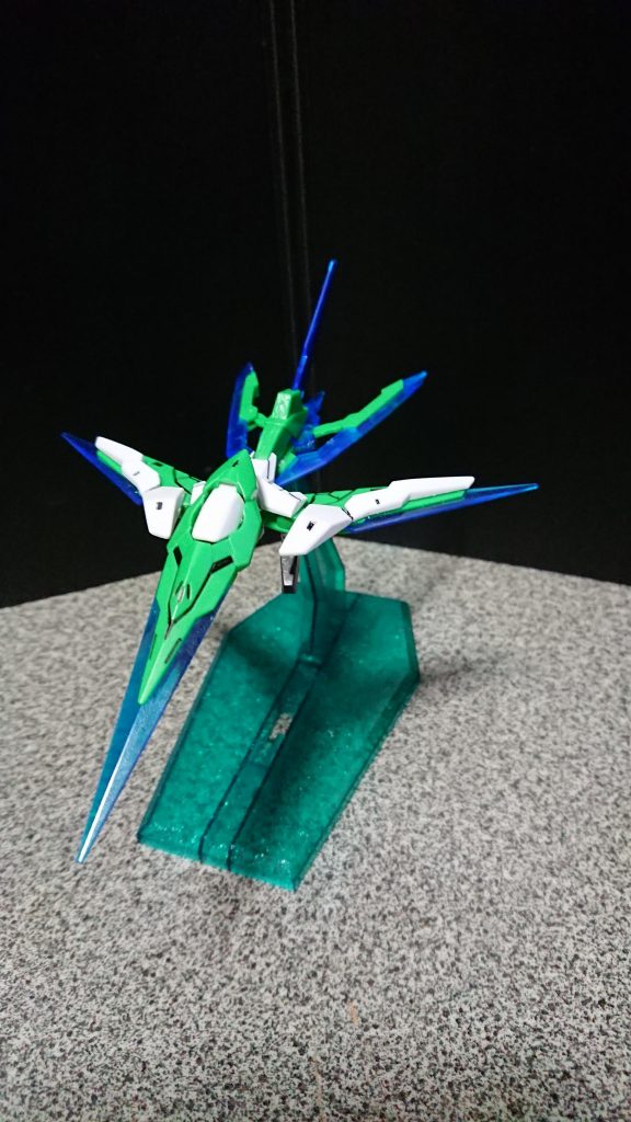 背後のソードビットとシールドを合体させることにより、ビルドダイバーズのアヤメの期待の自立ユニット(鳥のやつ)的な感じにも出来ます。