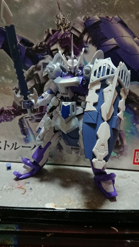 手元のジャンクパーツを使いシールドを装飾しました。