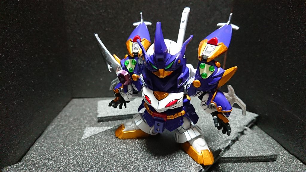 「大将軍様お許しください!」
「闇変幻ッ!!」
闇の力解放形態も再現可能です。
バインダーパーツは複製して二枚合わせて厚みをもたせ接続はボールジョイントにて接続してあります。肩の鎧にボールジョイントを仕込んだためガンダム形態に不具合がでてしまい個別製作に切り替えました