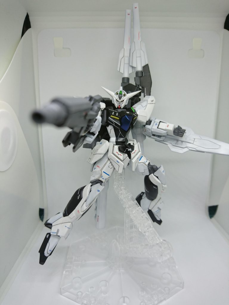 ポージングは苦手です。構造が古いので股関節があまり柔軟に動きません。