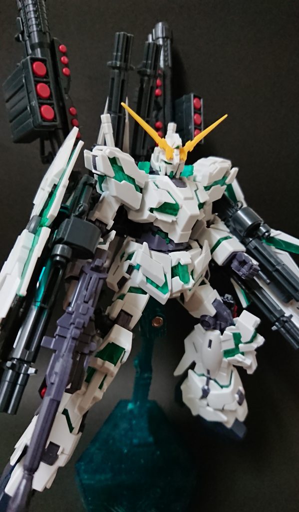 フルアーマー・ユニコーン デストロイモード 覚醒Ver
⇒これは素組でしたが、後にバラされて、↑のバンシィにサイコフレームあげたり、フルアーマーをユニコーンモードにあげたり、赤いデストロイモードに再構成されたりと…
私はまだこれしか(HGを5体分?)作ってないですが
フェネクスだったり、ペインティングモデルやMG・RGだったりと…追っかけるとすごい回数同じようなものを作ることになりますよね。。。
キットとして欲しいは欲しいのですが、作れる時間や保管スペースなどの悩みがあるため手が出ません(^_^;)