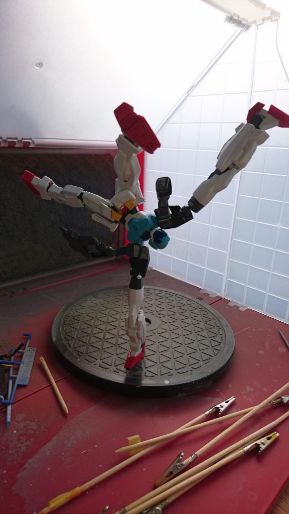 試作段階のオプションパーツ。地上戦で様々な体勢で戦えるようサブレッグを装備した姿。自立可能