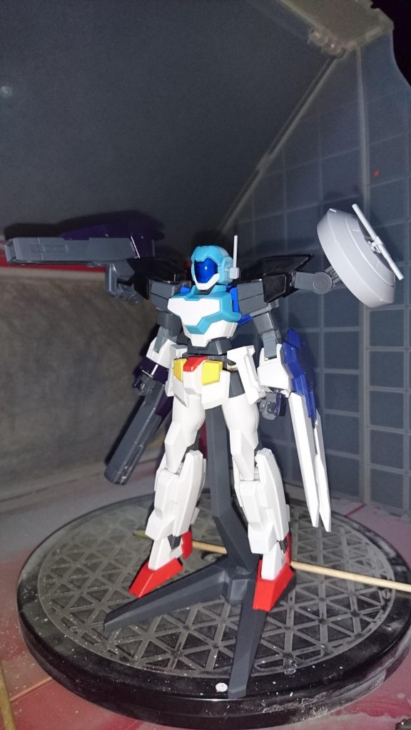 試作段階の姿。肩部にはジョイントがありオプションパーツを装備可能。画像はレドームと長距離砲撃用のユニット