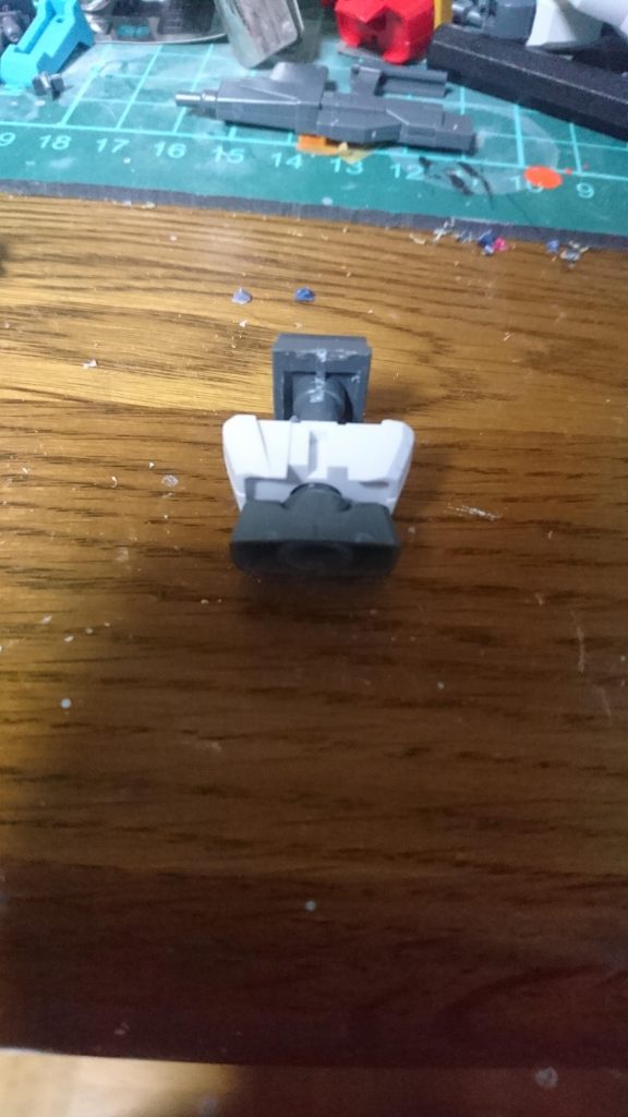 アデルの首裏のパネル状の部分のT字形を削りました。