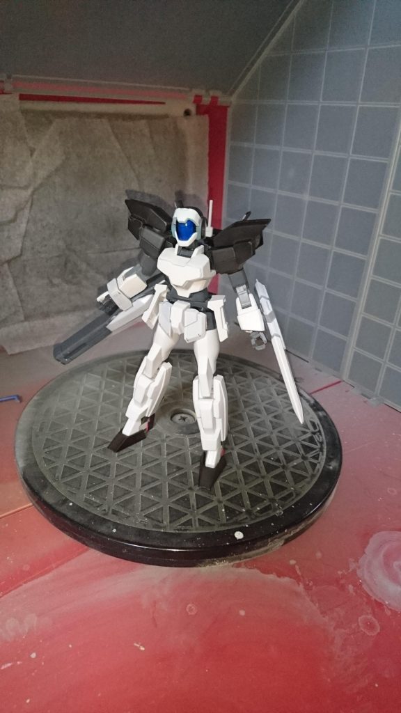 カラーは白と黒のツートンカラー。
ヴェイガンの戦艦ってクジラっぽいな→クジラを狩るのはシャチだろう。シャチっぽい色にしよう！ということで白黒になりました。