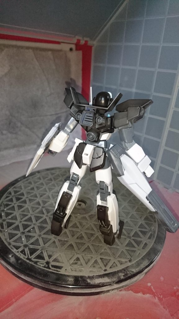 スモーク内での砲撃や味方の状況把握のためにガンダムAGE-1と同様の大型アンテナを装備。グラストロランチャーも装備可能。