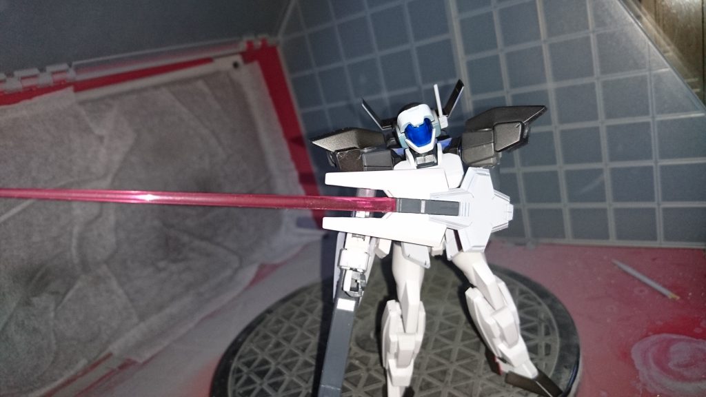 シールドライフル
AGE-1グランサと同様
シグマシスキャノンで殴打し、バランスを崩した相手を確実にビームサーベルで仕留める戦法は好評だった