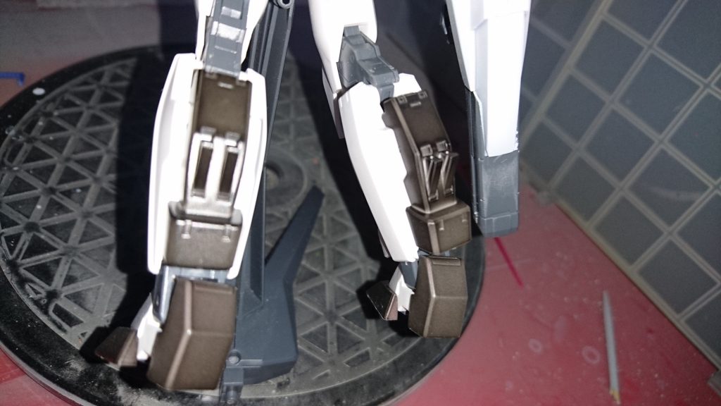 スモークミサイル
収束モードの射程を補うためガンダムAGE-2DBをベースにしたカーフミサイルを煙幕弾に変更。目眩まし用の武装