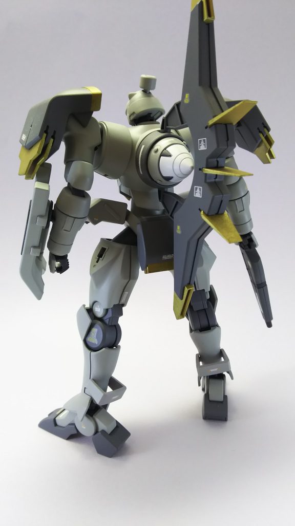 背面から。
メインカラーは落ち着いた色を選んだので、デカールは少し目立つように黄色を主体に使用してみました。
スラスター等の金色はガンダムマーカーのゴールドを使用しています。