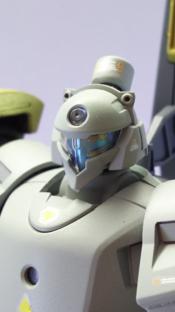 顔のアップ。
カメラアイ内部も、ガンダムマーカーのメタリックブルー・ゴールドで塗装しました。