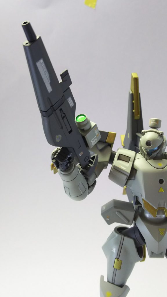 ビームライフルのアップ。
一部の色は成型色のままで仕上げ、アクセントにしてみました。