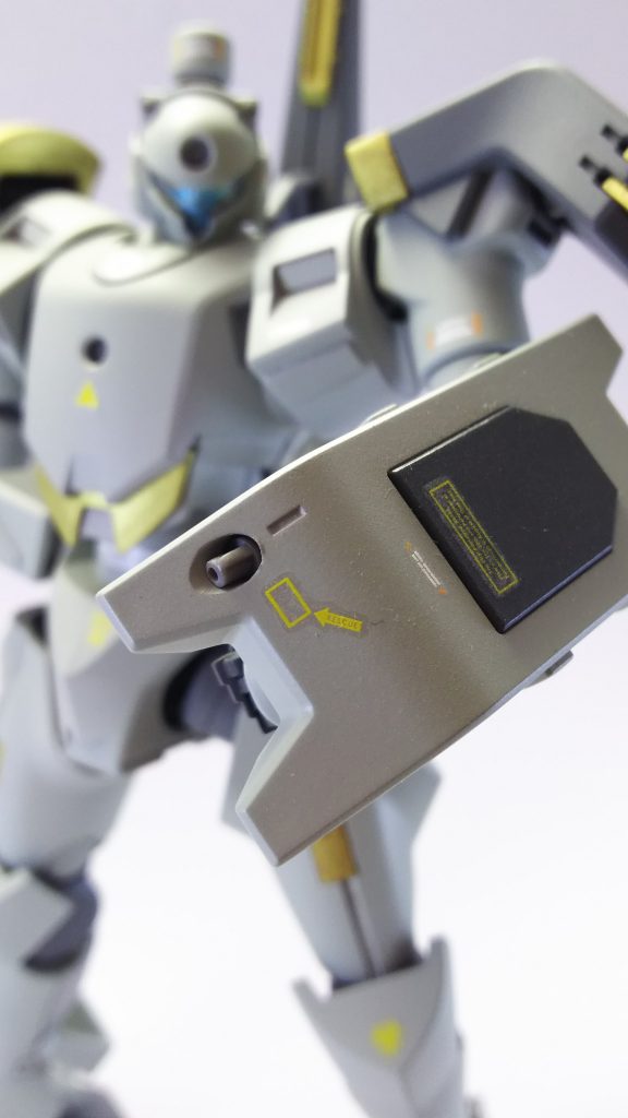 シールドのアップ。
内蔵されているGNバルカンをジャンクパーツを使用して銃口を覗かせるようにしてみました。