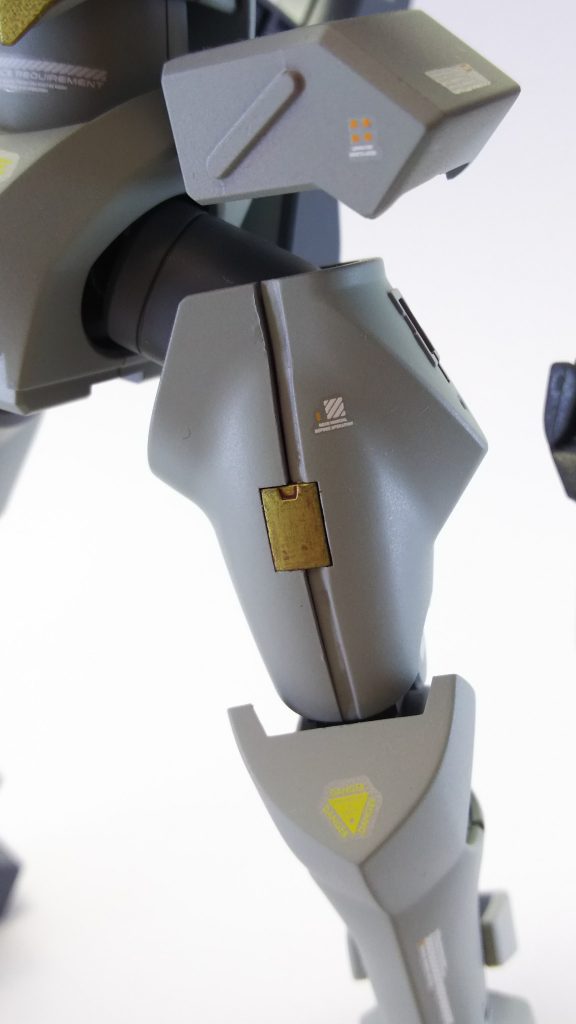 太もものアップ。
今回はここにあった合わせ目を段落ちモールドにて処理してみました。