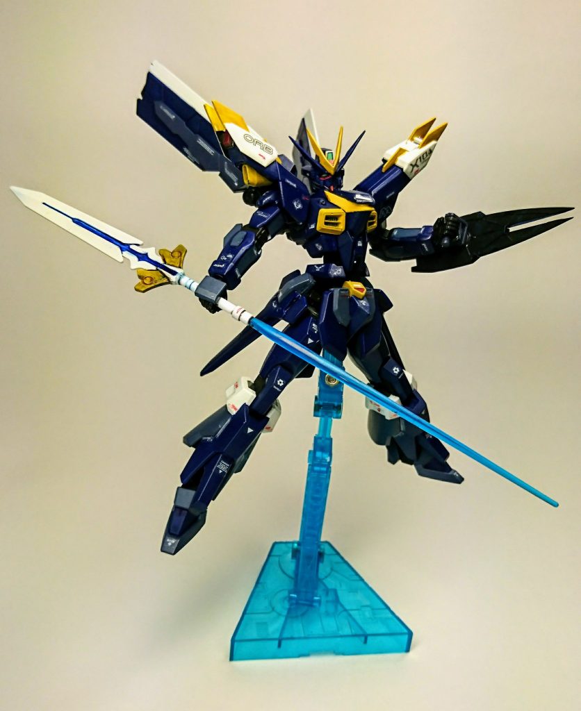 短剣の柄の部分からビームサーベルも繰り出せます。