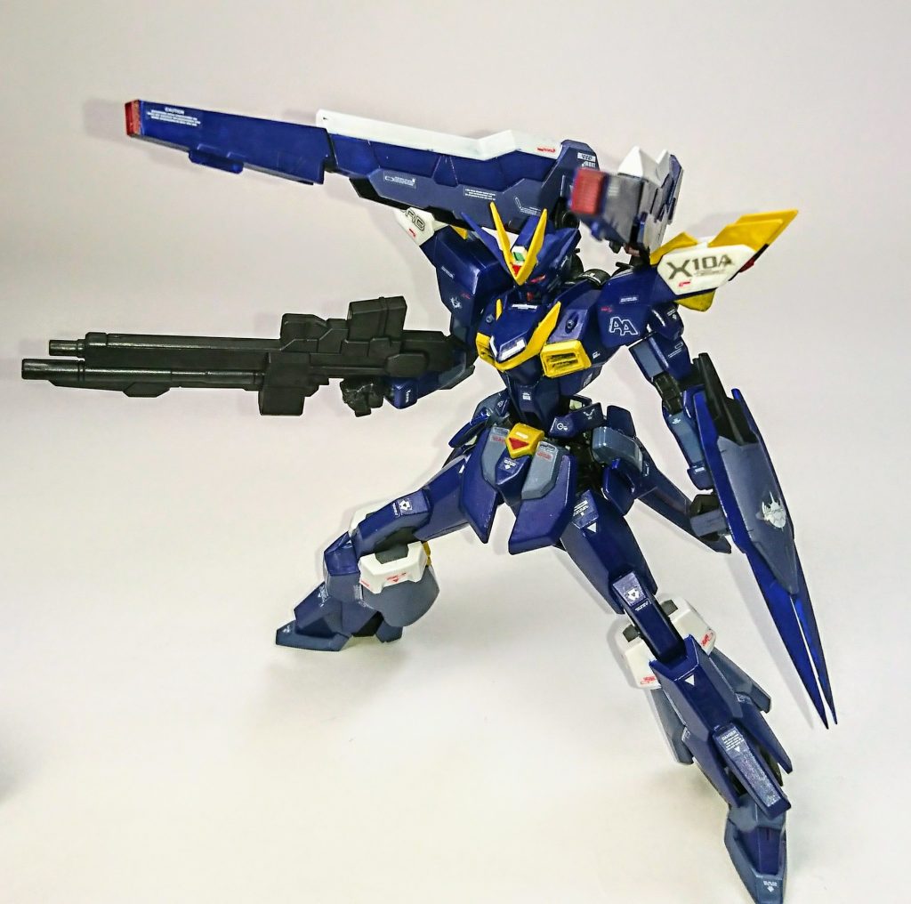 背中のウイングは可変してバラエーナ的なものにもなります。本当は腰のパーツもV2ABのヴェスバー使ってるからこっちも脳内では出せてます。