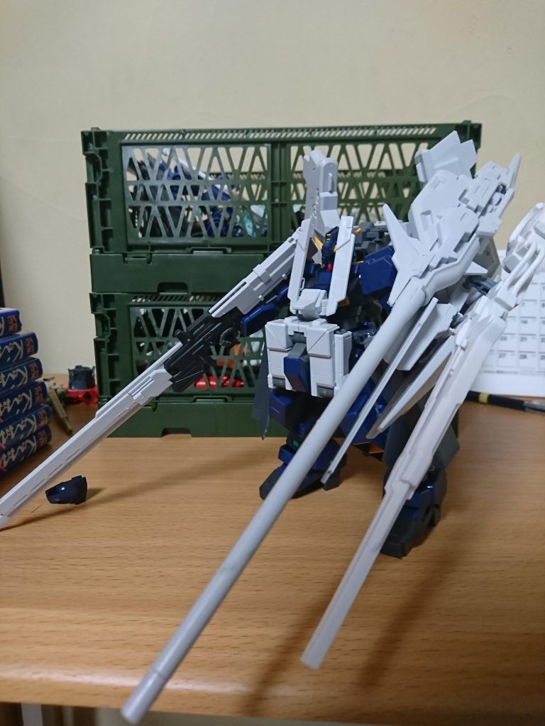 そして、フルドドユニットが加わり現在の形になりました(^^;
現在のプロフィールショットでもあります(^^)
最後に設定を(^^;
名称:ガンダムTR-1アドヴァンスドヘイズル・フルアームド
型式:RX-121-2A-fa
武装:ロングバレルライフル、二十連装ミサイルコンテナ、ビームサーベル、サブアーム、圧縮メガ粒子砲、ロングレンジビームカノン、メガ・ビーム砲、Iフィールドジェネレータ搭載型シールド、肩部ホーミングミサイル、ビームキャノン
解説:火力強化支援機フルドド改とアドヴァンスドヘイズルによって構成されるフルアーマー形態。戦艦並みの火力、戦闘挺並みの移動速度、鉄壁の防御力の三つを兼ね備えた機体であり、文字通り当時最強のMSといっても過言ではない。ただし、機体重量はかなり増しておりクセが強い機体となっている。
ロングバレルライフル:本機の主兵装。ビームの加速機と白熱化するブレードを持つ。実は加速機の放熱板を白熱に利用しており結構エコ。加速機を備える為ビームの威力は高い。
二十連装ミサイルコンテナ:両腰に備わるミサイルコンテナ。付け根が独立稼働でき、様々な方向にミサイルを放てるのが特徴である。
ビームサーベル:連邦軍MSの標準装備。サブアームの分を含め、三機装備する。
サブアーム:腰部に装備される補助アーム。ライフルの保持から、ビームサーベルを用いた格闘戦まで汎用的な装備。サブアームの装甲にはビームコーティングが施され、そのままでもビームサーベルなどを受け止めることもできる。
圧縮メガ粒子砲:フルドド改ユニット側に装備される開口式の圧縮型メガ粒子砲。粒子を極限まで圧縮し打ち出す事で一点集中の粒子砲としている。一方でビームの範囲は狭く、ピンポイントでの攻撃が望ましい。
ロングレンジビームカノン:圧縮メガ粒子砲とは相対的に広範囲へビームの帯を砲撃するカノン砲。こちらも加速機を備える為威力はそれなりにある。
メガ・ビーム砲:デンドロビウムに搭載されたもののリサイズモデル。砲身が長く、照射時間が長いので巨大なビームサーベルとも。
Iフィールドジェネレータ搭載型シールド:シールドブースターを完全なIフィールドジェネレータ搭載型としてシールドとしたもの。限定的ではあるがシールドの範囲内はビームを無効化出来る。
肩部ホーミングミサイル:主兵装ではなく牽制用に装備されるミサイルランチャー。チャフグレネードを搭載している為、着弾点の周囲を一時的な電磁障害にする事が出来る。
ビームキャノン:フルドド改のヘッドパーツに組み込まれる高出力ビーム砲。その他、右腕にも同様のビーム砲が装備される。