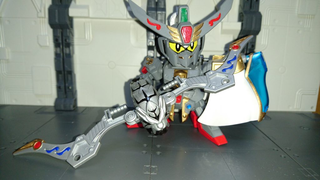 武器は背中の銃身と弓を合体させて弩にすることができる。周瑜の天雷火砲の小型版で威力は劣るが持ち運びに便利とかそんな設定。