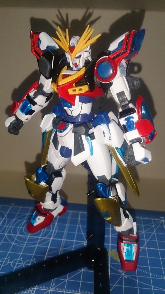 まずは最初。この時点で既に今の形状になっています。左腕のクリアーパーツを紛失してしまい、撮影当時は諦めました。

頭部のアンテナはカミキに旧HGストフリ、HGUC V2のアンテナを分割して付けています。

腕は延長加工し、カミキのサイドアーマーを取り付け。肩には磁石を仕込み、トライの装甲を取り外し可能にしました。


サイドアーマーは、V3ガンダムのハイパーフィンファンネルを参考にして塗装し、トライのクリアーパーツを張り付けました。

フロントアーマーは一部クリアーパーツ追加。脛はV2ABの装甲にし、パテで固定しました。

腰や足なども延長加工し、一部磁石を仕込みました。