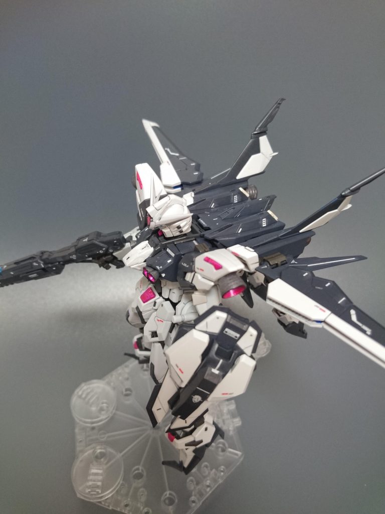 ゲシュペンストや
ジャスティスのようなシルエットを目指して。