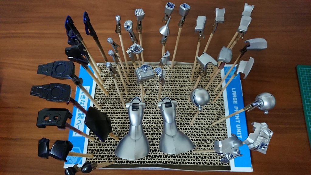 ここまでちゃんと分割してパーツごとにエアブラシ塗装したのは初めてでした。