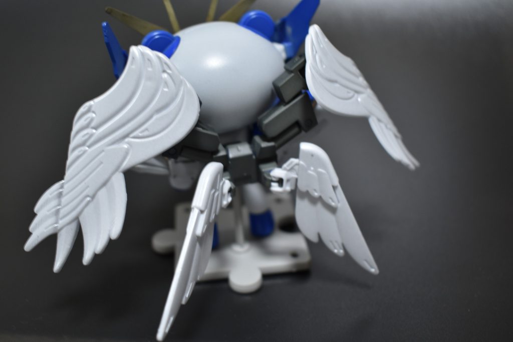 バックショットウイングユニットはゼロカスタムのバックパックを利用しています。写真では分かりづらいですが、羽根にシルバーを吹いてパール調にしております。