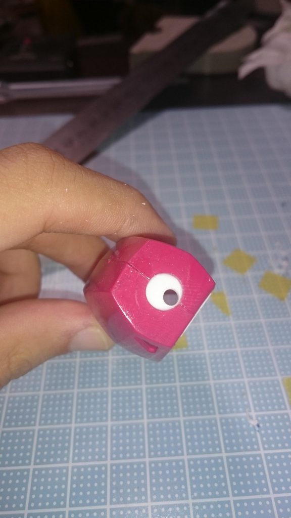 肩アーマーはプラ板を付けて、穴を開けて胴体のピンに刺さる様に加工しています。