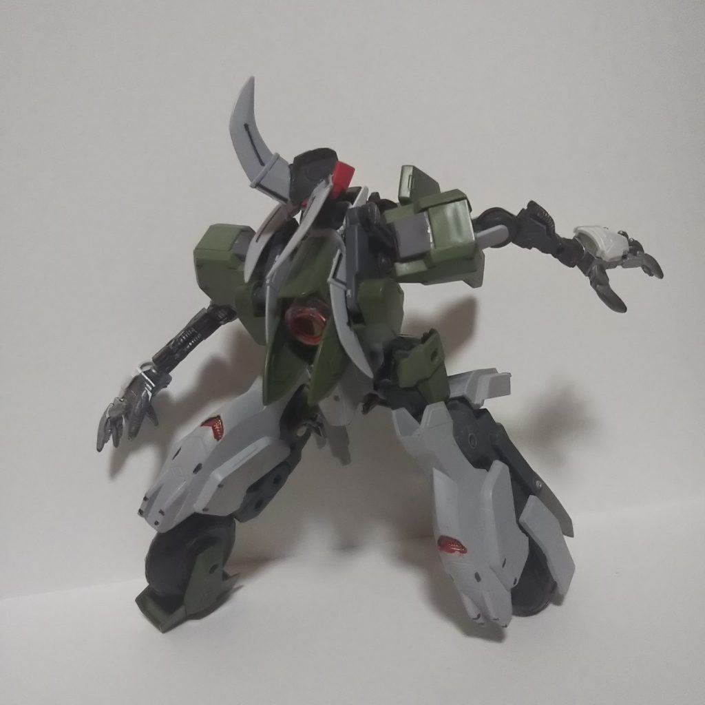 足が車輪のガンダムフレームを作りたいなぁと前々から考えていたところにマシンライダー発売となり製作しました！