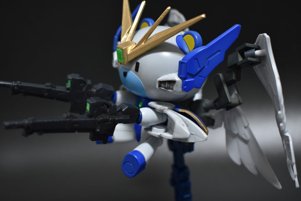 ツインバスターライフルプチッガイでは両手が届かないので、側面ジョイントはそぎ落とし、パテで埋めております。これくらいの構えが限界かなー笑