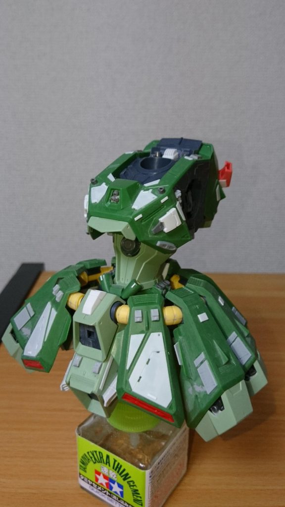 プラ板やジャンクパーツを貼り付けてます。